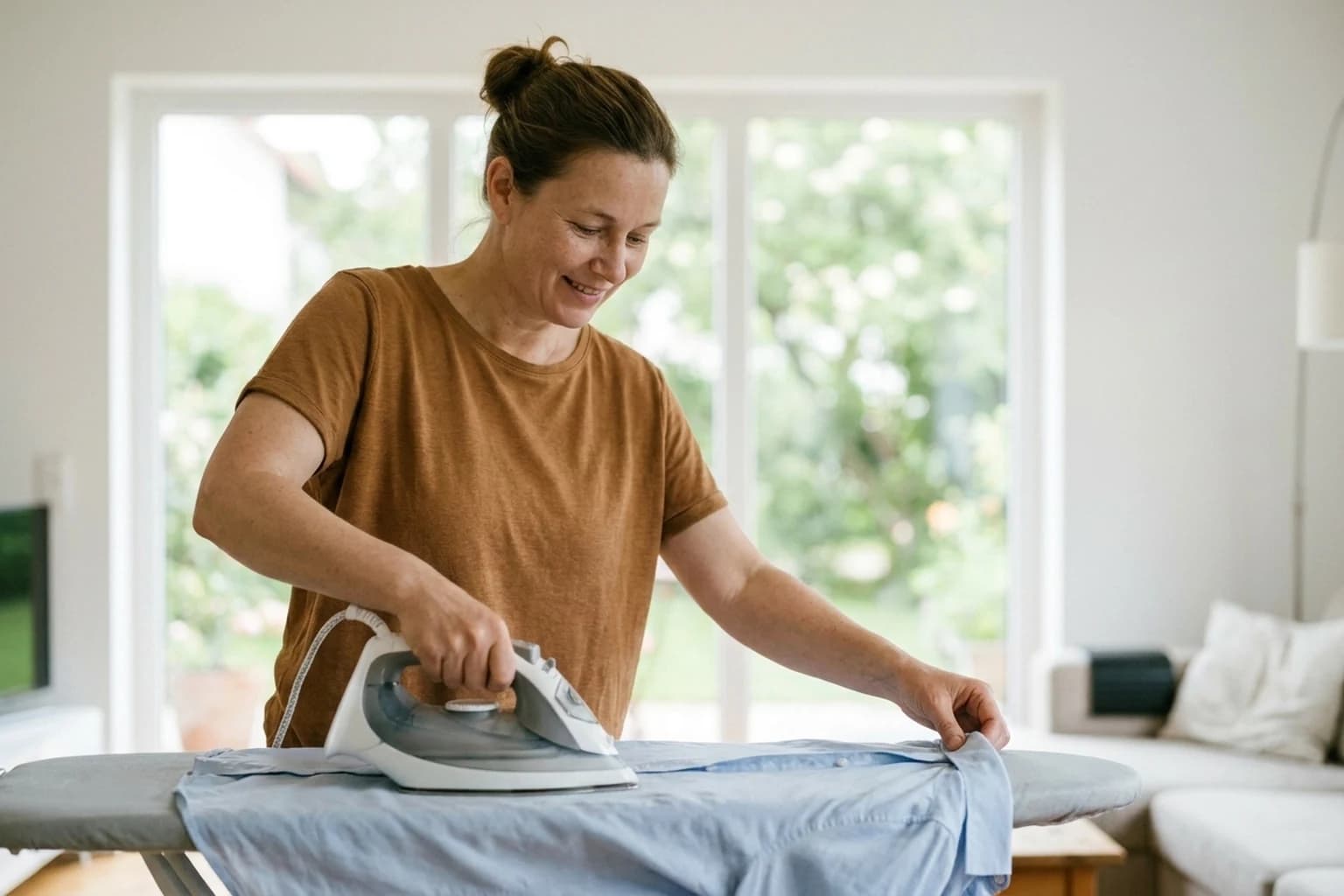 Betreuungskraft erledigt die Hausarbeit im Wohnzimmer