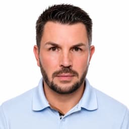 Marcel Hampel, Kundenberater*in