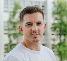 Fabio Aleo, Kundenberater*in