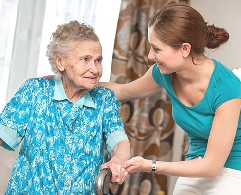Seniorin mit privater Pflegekraft