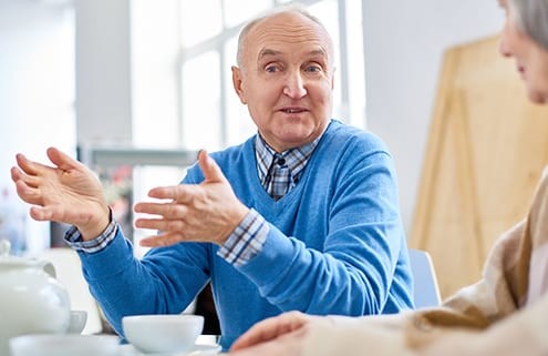Senioren diskutieren über Umzug ins Pflegeheim oder 24-Stunden-Pflege