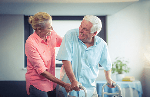 Pflegekraft aus dem Ausland mit Senior im Privathaushalt