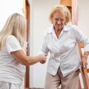 Seniorin benötigt Förderung für einen Treppenlift